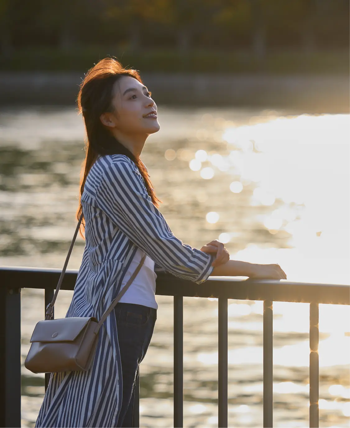 大川沿いにいる女性のイメージ